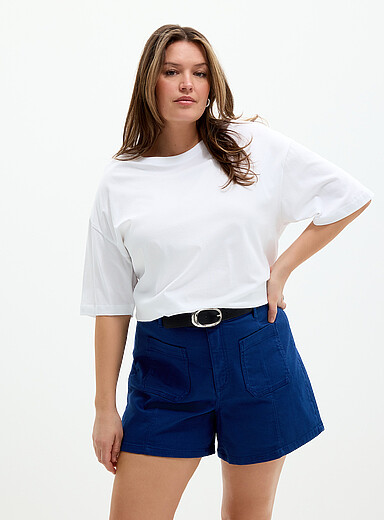 Patch pockets coloured denim short <b>Fit: Flared leg, high rise</b>
