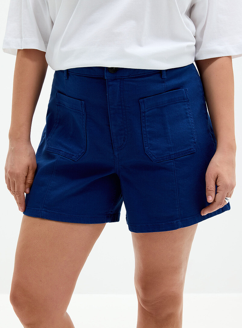 Contemporaine: Le short denim color&eacute; poches plaqu&eacute;es <b>Coupe : jambe &eacute;vas&eacute;e, taille haute</b> Sable pour femme