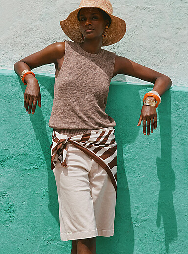 Le bermuda denim color&eacute; extensible <b>Coupe : jambe large, taille haute</b>