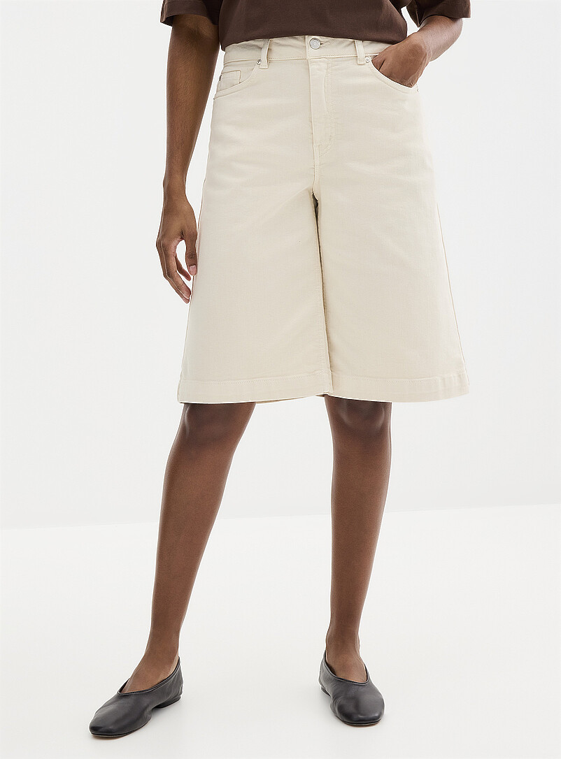 Contemporaine Ivory/Cream Beige Stretch colourful denim Bermuda short <b>Fit: Wide leg, high rise</b> for women