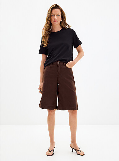 Le bermuda denim color&eacute; extensible <b>Coupe : jambe large, taille haute</b>