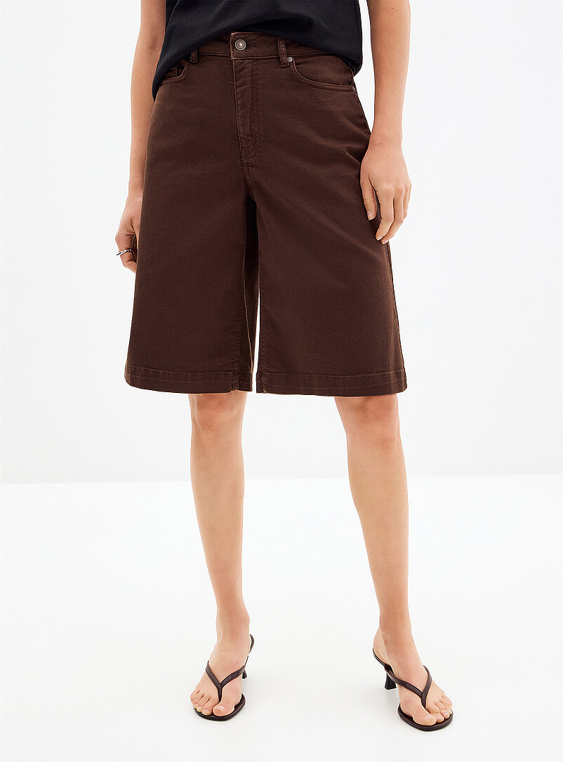 Contemporaine Ivory/Cream Beige Stretch colourful denim Bermuda short <b>Fit: Wide leg, high rise</b> for women