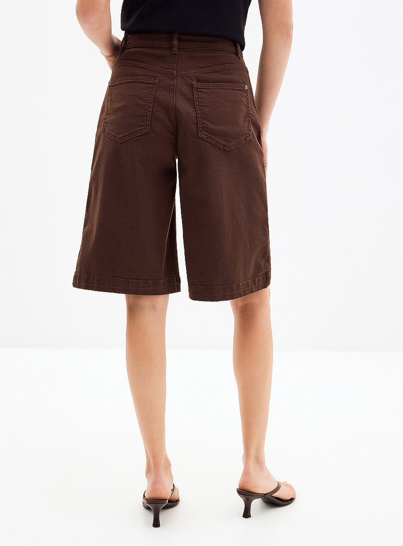 Contemporaine Ivory/Cream Beige Stretch colourful denim Bermuda short <b>Fit: Wide leg, high rise</b> for women