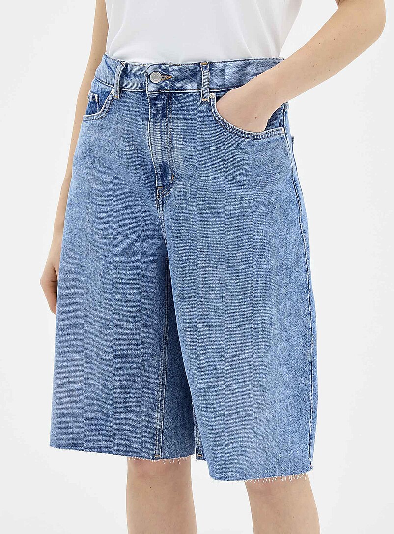 Contemporaine: Le bermuda luxueux denim bords effiloch&eacute;s <b>Coupe : jambe large, taille haute</b> Sarcelle - Turquoise pour femme