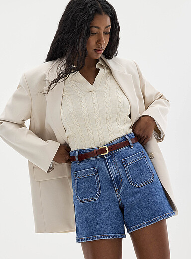 Le short denim d&eacute;lav&eacute; poches plaqu&eacute;es <b>Coupe : jambe &eacute;vas&eacute;e, taille haute</b>