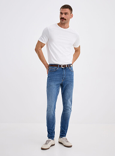 Le jean bleu moyen <b>Coupe Tokyo - Ajust&eacute;e</b>
