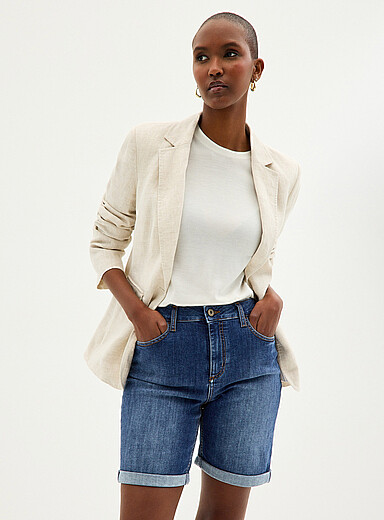 Contemporaine: Le bermuda denim bords roul&eacute;s cousus <b>Coupe : jambe ajust&eacute;e, taille r&eacute;guli&egrave;re</b> Bleu pour femme