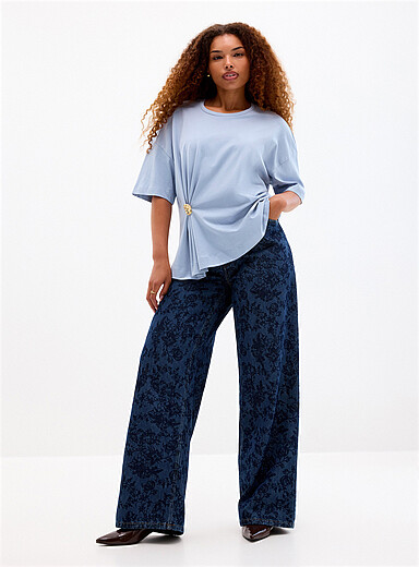 Contemporaine: Le jean fonc&eacute; fleurs gothiques <b>Coupe : jambe large, taille haute</b> Bleu &agrave; motifs pour femme