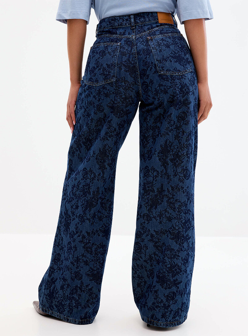 Gothic flower dark jean Fit: Wide leg, high rise | Contemporaine