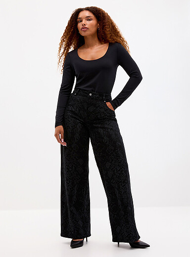 Contemporaine: Le jean &agrave; motif serpent ton sur ton <b>Coupe : jambe large, taille haute</b> Noir &agrave; motifs pour femme