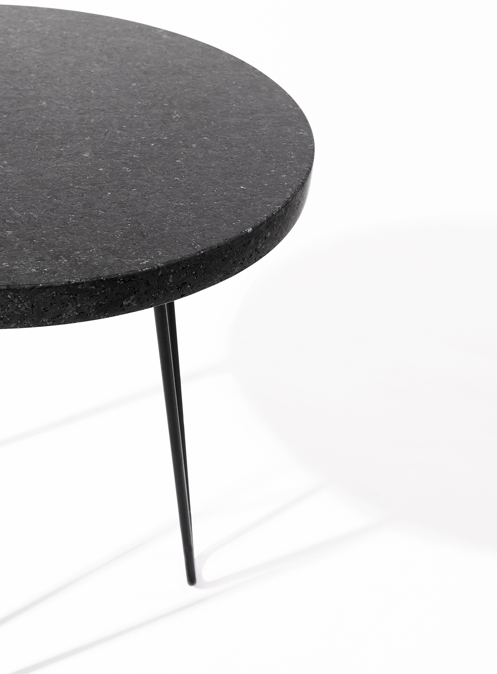 Atelier Bussière - La table d'appoint en granite noir du Québec