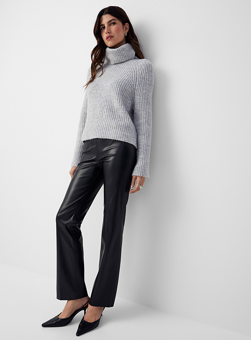 Soaked in Luxury: Le pantalon droit effet cuir aubergine Kaylee Noir pour femme