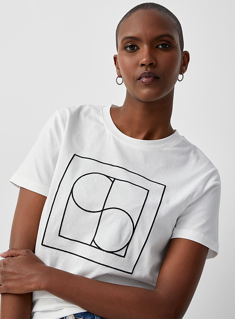 Soaked in Luxury: Le t-shirt bloc logo brodé Melissa Blanc pour femme