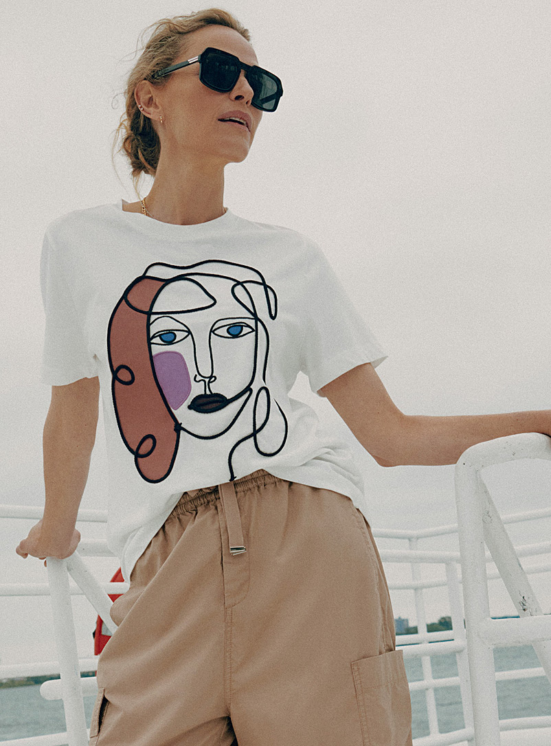 Soaked in Luxury: Le t-shirt visage brodé Mirana Blanc à motifs pour femme