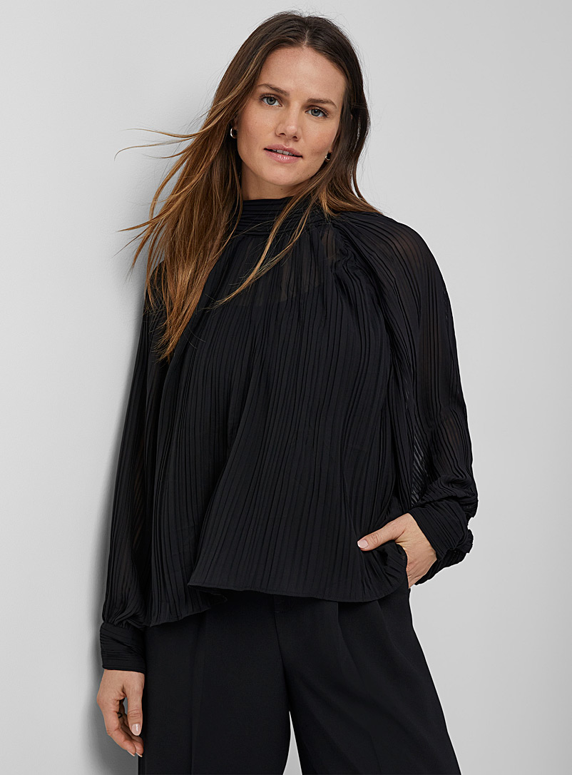 Soaked in Luxury: La blouse plissée col cravate Chrisley Noir pour femme