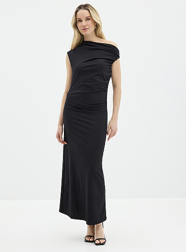 Soaked in Luxury: La longue robe ruch&eacute;e encolure asym&eacute;trique Eirlys Noir pour femme