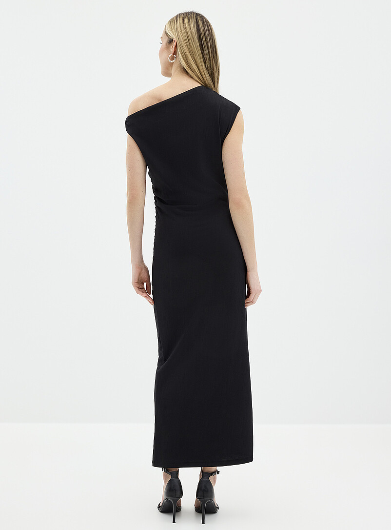 Soaked in Luxury: La longue robe ruch&eacute;e encolure asym&eacute;trique Eirlys Noir pour femme