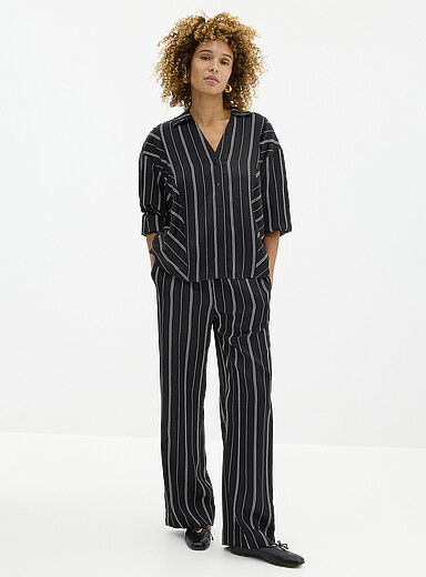 Soaked in Luxury: Le pantalon satin rayures en contraste Marcela <b>Coupe : jambe large, taille haute</b> Noir &agrave; motifs pour femme