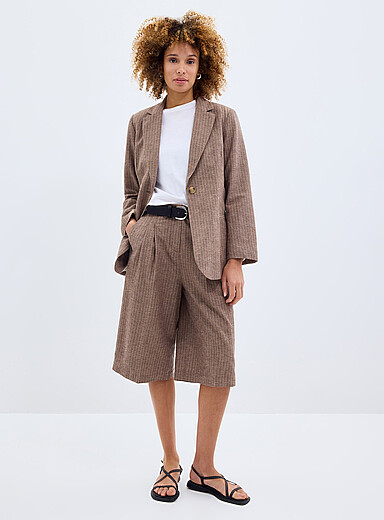 Le bermuda capuccino &agrave; fines rayures Ginevra <b>Coupe : jambe large, taille tr&egrave;s haute</b>