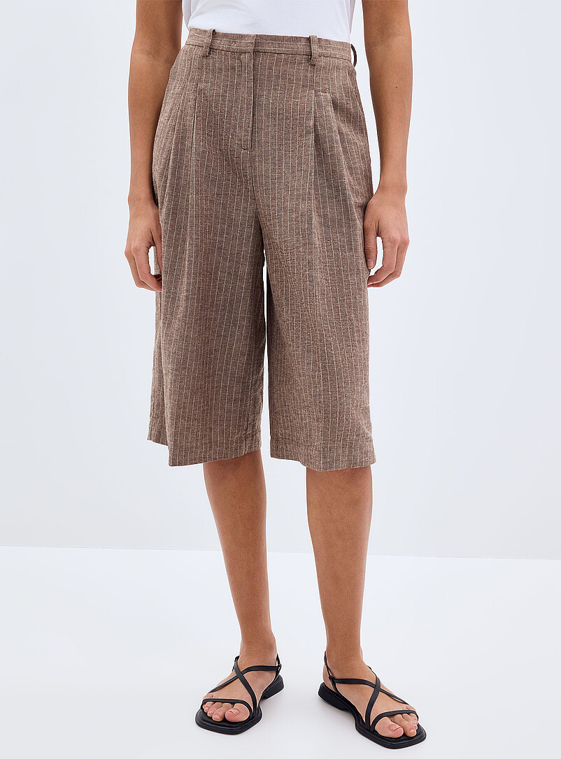 Soaked in Luxury: Le bermuda capuccino &agrave; fines rayures Ginevra <b>Coupe : jambe large, taille tr&egrave;s haute</b> Brun pour femme