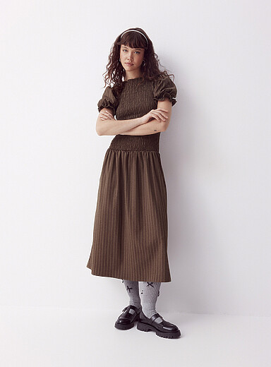 Daisy Street: La robe midi smock&eacute;e Brul&eacute;e Chocolat - Espresso pour femme