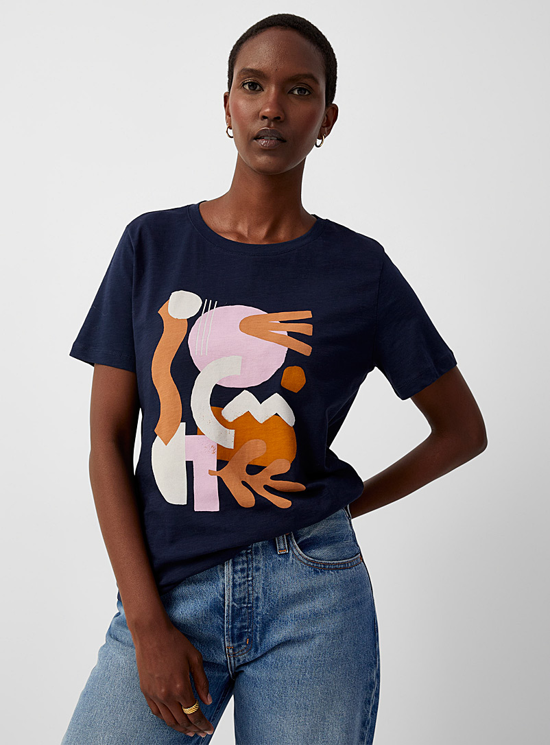 Contemporaine: Le t-shirt imprimé art moderne Bleu à motifs pour femme