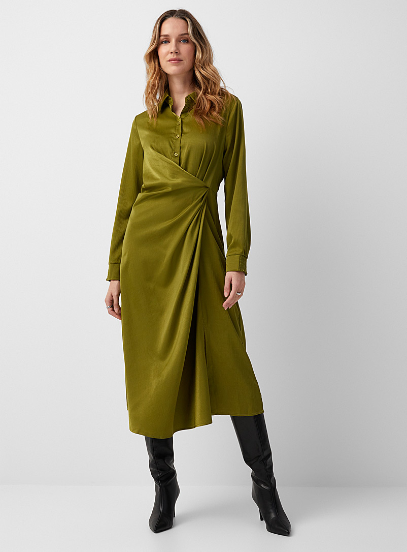 Fransa: La robe satinée taille drapée Kaki chartreuse pour femme