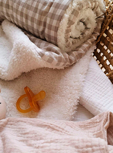 La couverture pour b&eacute;b&eacute; vichy effet mouton