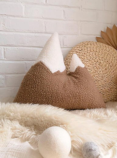 High-pile fleece snowy mountain cushion