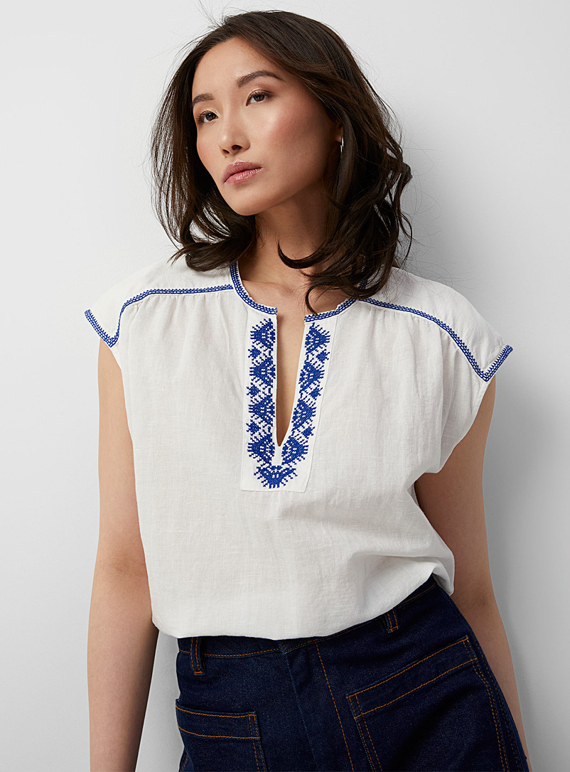 Contemporaine: La blouse col fente broderies bleues Blanc pour femme
