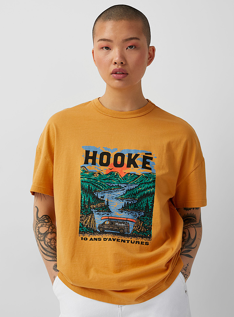 Hooké Dark Yellow Camper trailer landscape T-shirt for women