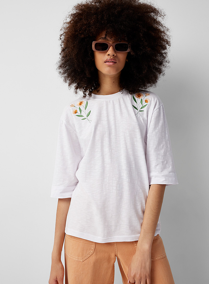 Twik: Le t-shirt fleurs sauvages Blanc pour femme
