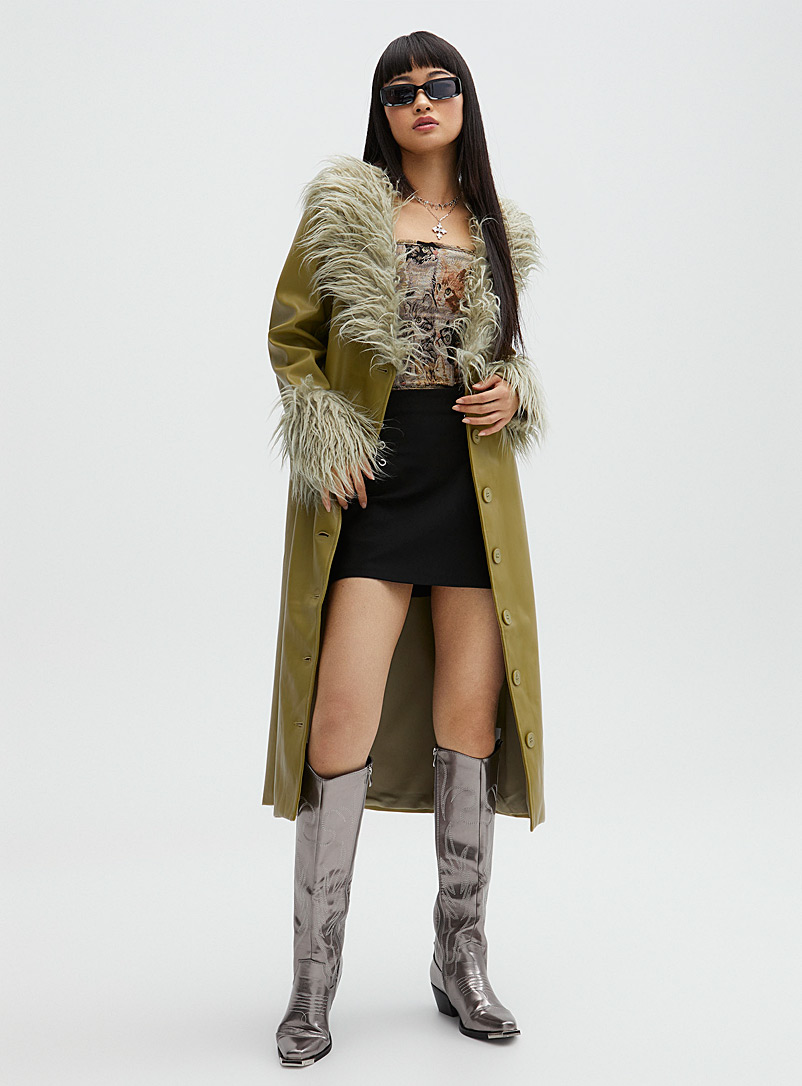 Twik: Le long manteau faux cuir et fourrure kaki Vert pour femme