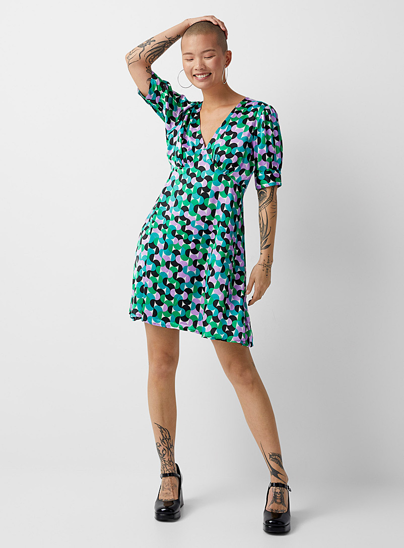 Twik: La robe satinée imprimé rétro Vert à motifs pour femme