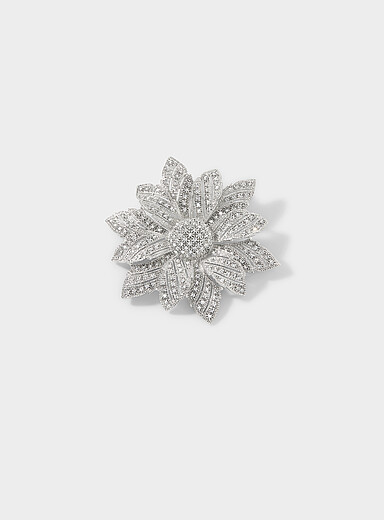La broche large fleur argent&eacute;e