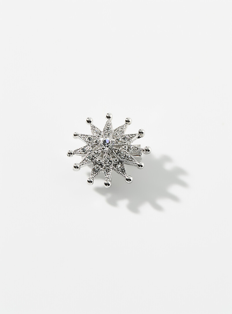 Small golden-star brooch product image (primary)