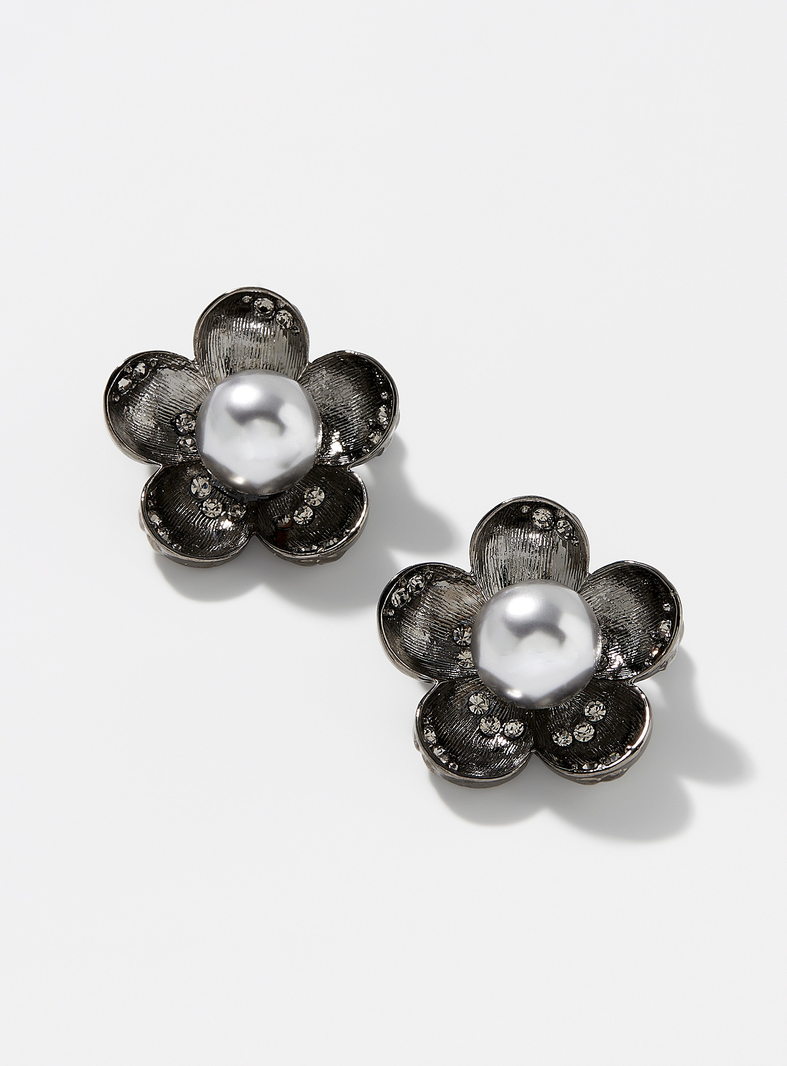 Le 31 Pearly Flower Brooches Set Of 2 In Black