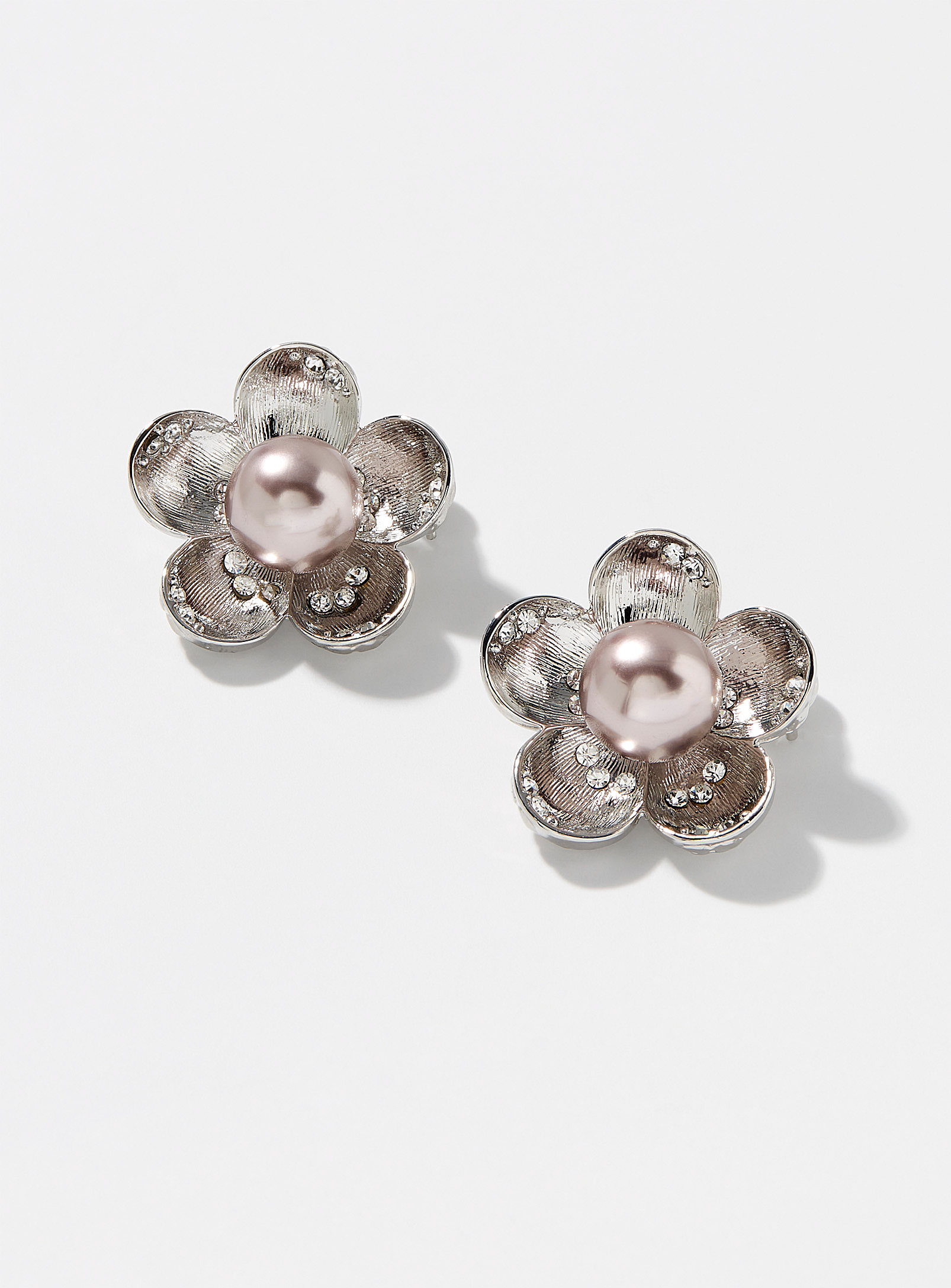 Le 31 Pearly Flower Brooches Set Of 2 In White