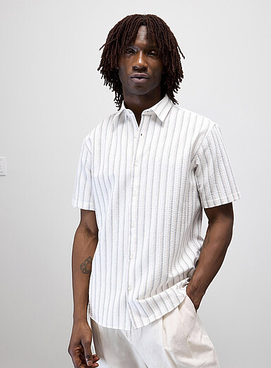 Vertical-stripe seersucker shirt <b>Modern fit</b>