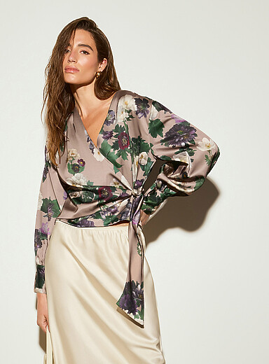 La blouse satin&eacute;e portefeuille