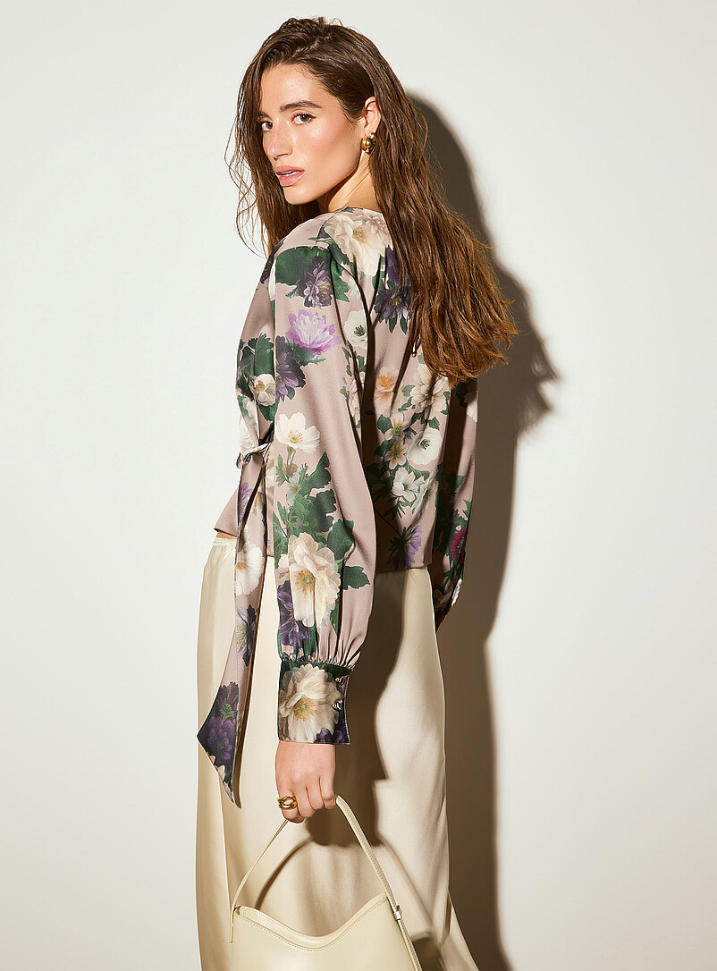 Ic&ocirc;ne: La blouse satin&eacute;e portefeuille Ambre pour femme