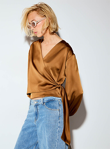 La blouse satin&eacute;e portefeuille