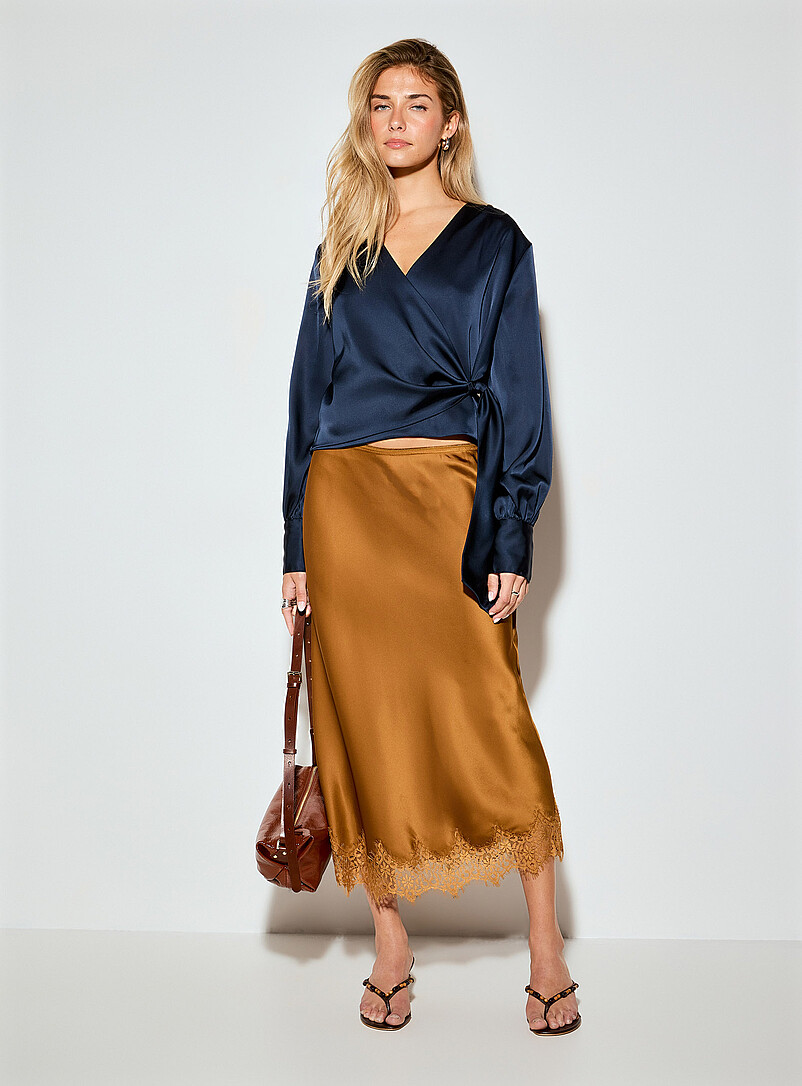 Ic&ocirc;ne: La blouse satin&eacute;e portefeuille Ambre pour femme