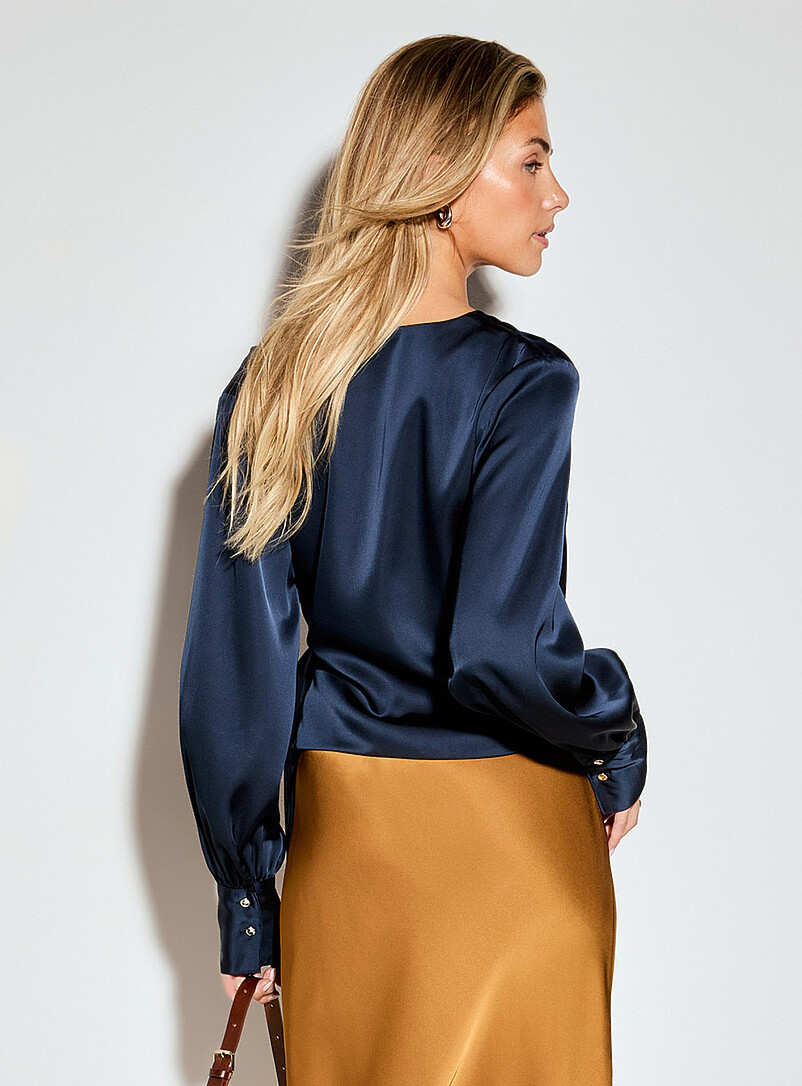 Ic&ocirc;ne: La blouse satin&eacute;e portefeuille Ambre pour femme