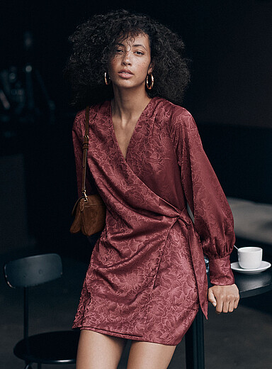 Ic&ocirc;ne: La minirobe satin effet portefeuille Merlot pour femme