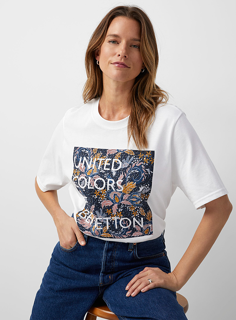 United Colors of Benetton: Le t-shirt ample logo en fleurs Blanc à motifs pour femme