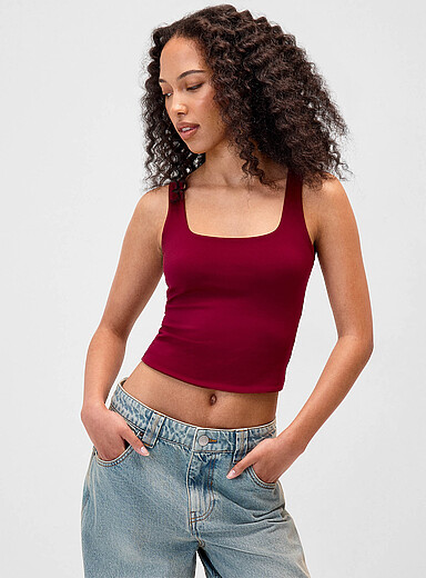 Twik: La camisole courte col carr&eacute; seconde peau Rouge framboise - Cerise pour femme
