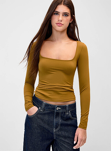 Twik: Le t-shirt encolure d&eacute;gag&eacute;e microfibre douce <b>Coupe tr&egrave;s ajust&eacute;e</b> Fauve - Tabac pour femme