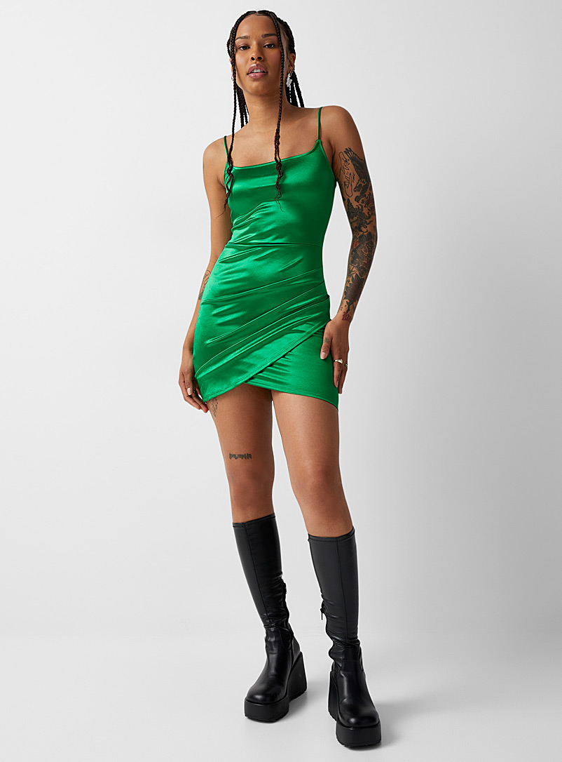 Twik: La robe satinée et drapée Vert vif-irlandais-émerau pour femme