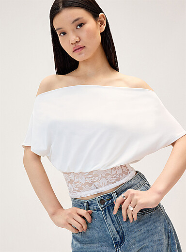 Le t-shirt col asym&eacute;trique bande dentelle
